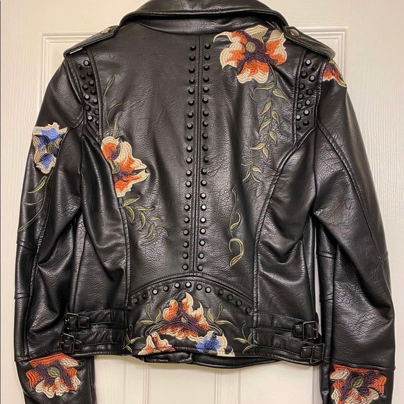 Leather jacket US S size, embroidered work on it - Picture 6 of 7